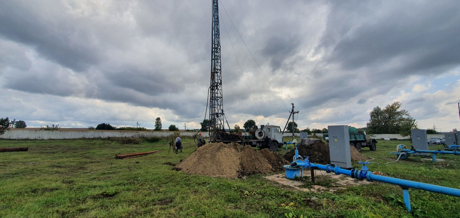 Возможно, это изображение 3 человека и на открытом воздухе