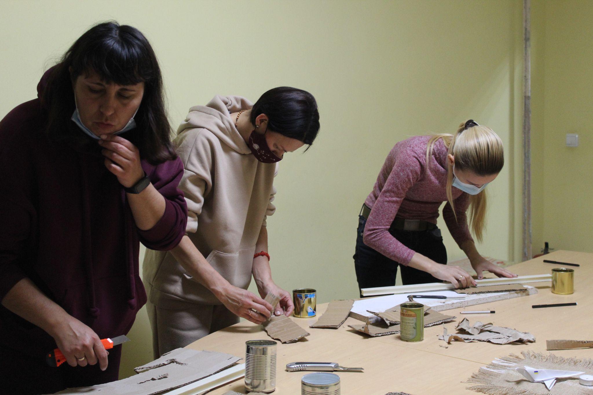 Новини Тернополя - фото з Нашим захисникам потрібне тепло. Допоможіть робити окопні свічки, аби зігріти воїнів (РЕПОРТАЖ)