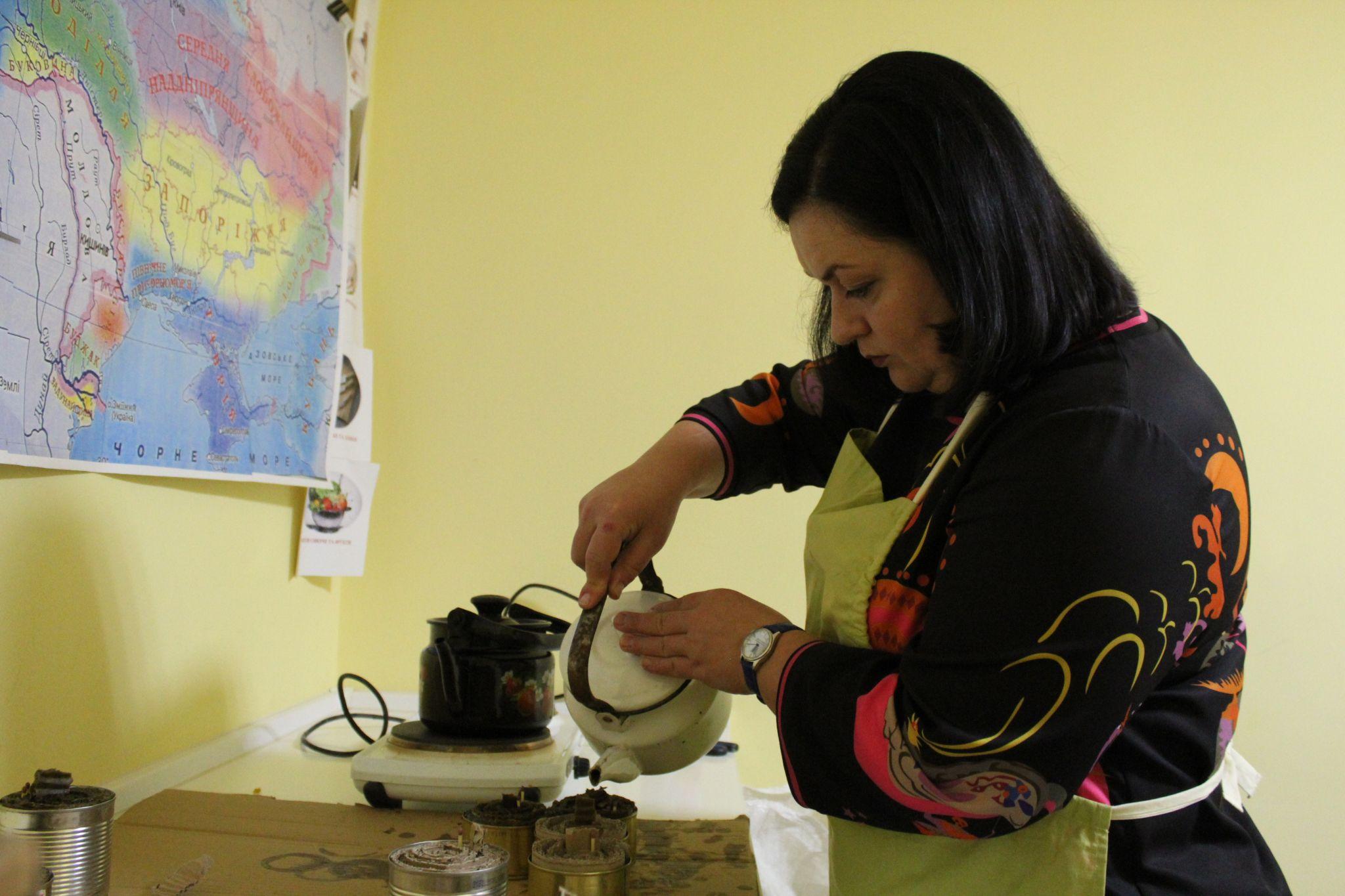 Новини Тернополя - фото з Нашим захисникам потрібне тепло. Допоможіть робити окопні свічки, аби зігріти воїнів (РЕПОРТАЖ)