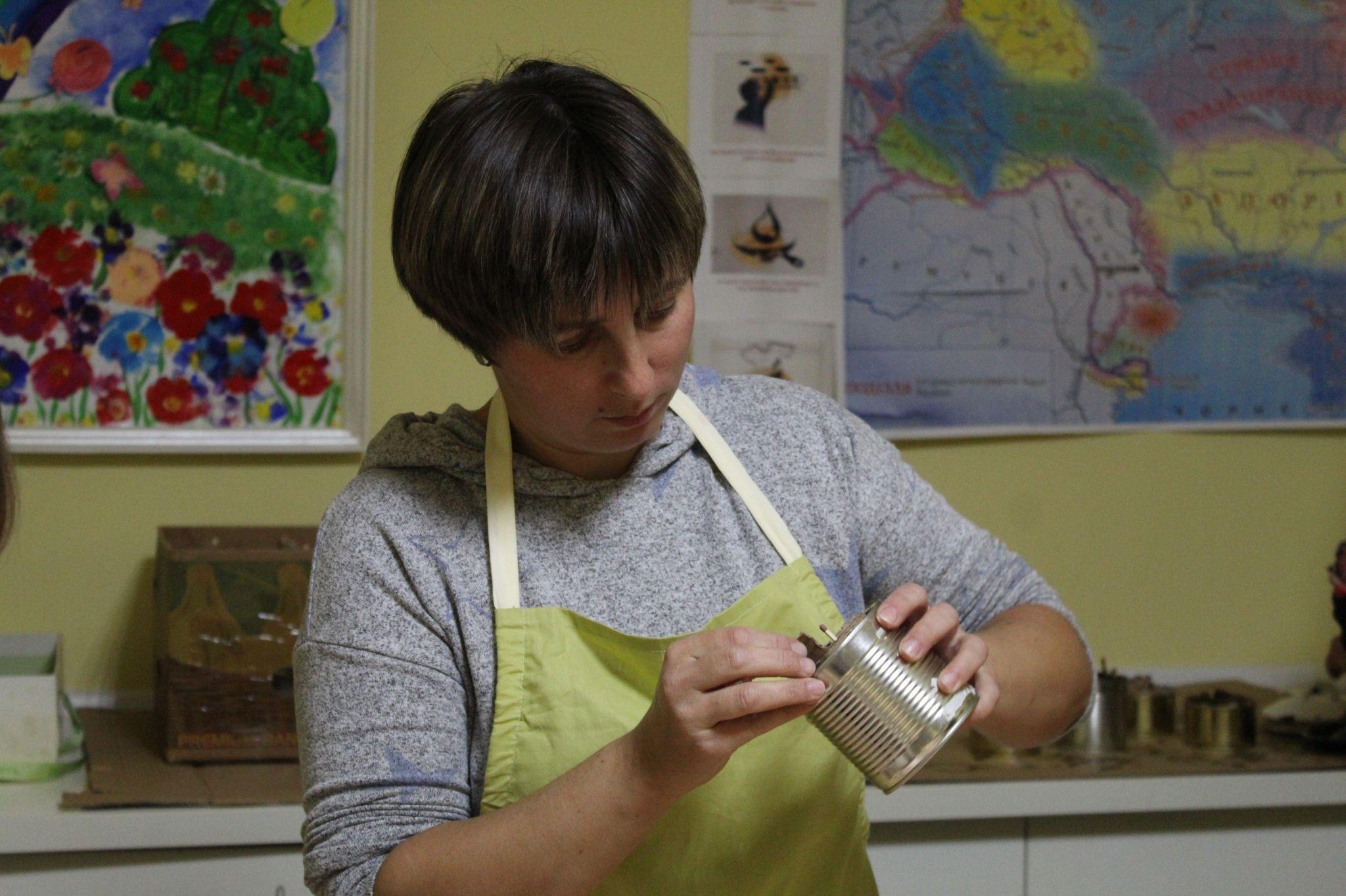 Новини Тернополя - фото з Нашим захисникам потрібне тепло. Допоможіть робити окопні свічки, аби зігріти воїнів (РЕПОРТАЖ)