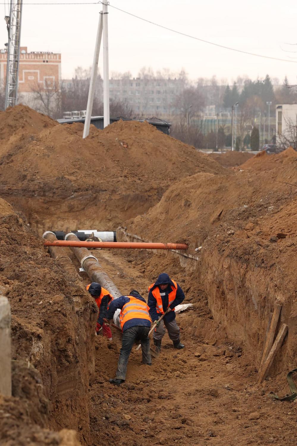 Возможно, это изображение 3 человека, на открытом воздухе и дерево