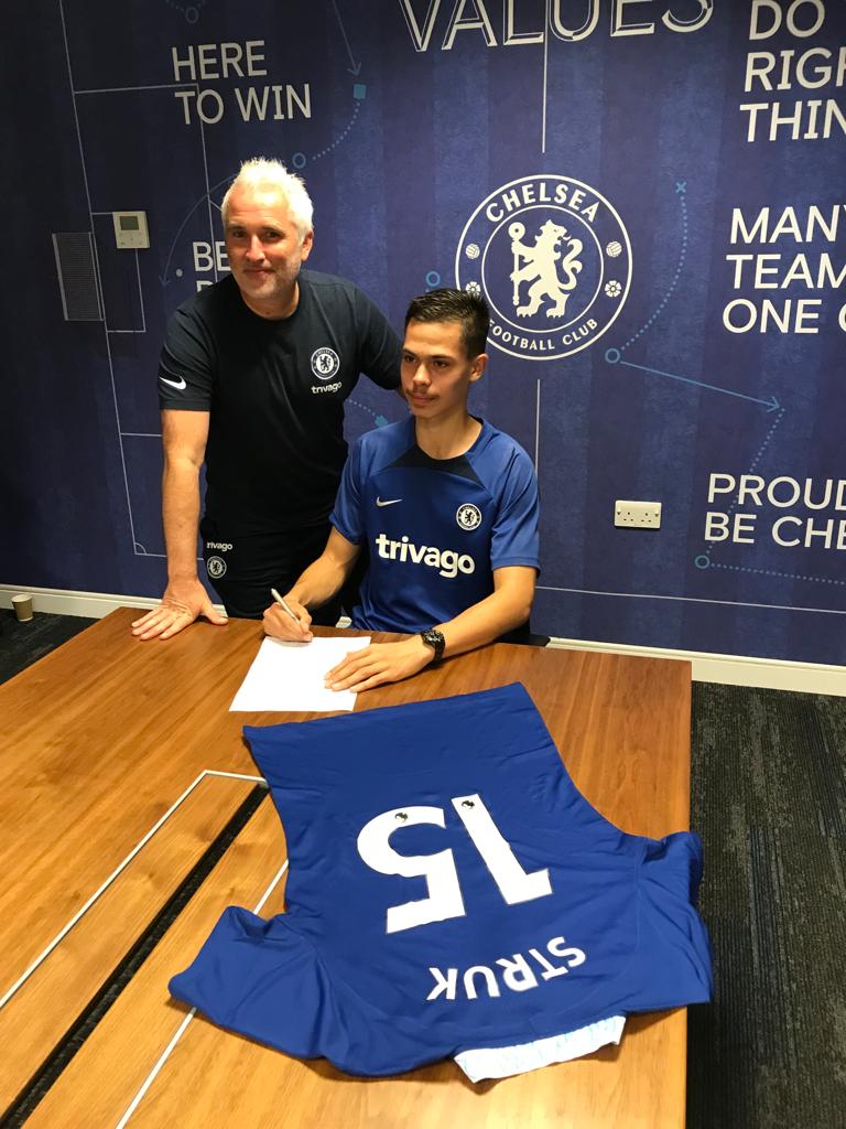 Новини Тернополя - фото з Чортків’янин Іван Струк підписав контракт з футбольним клубом «Челсі»