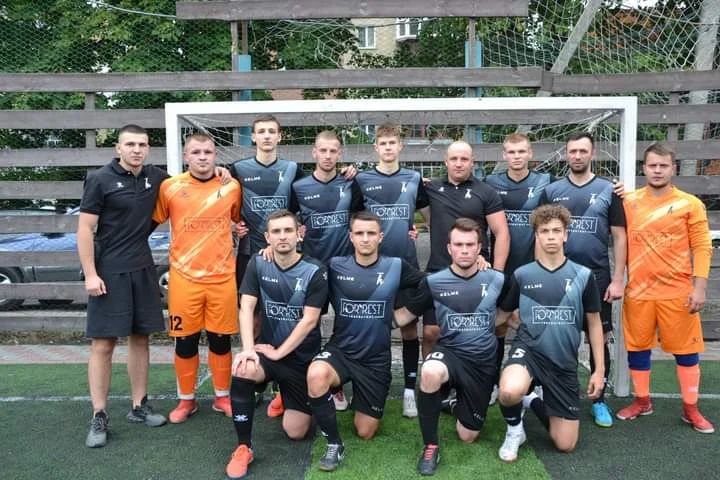 Новини Хмельницького - фото з Визначився чемпіон Хмельницького з футзалу На зображенні може бути: 10 людей, люди стоять та на відкритому повітрі