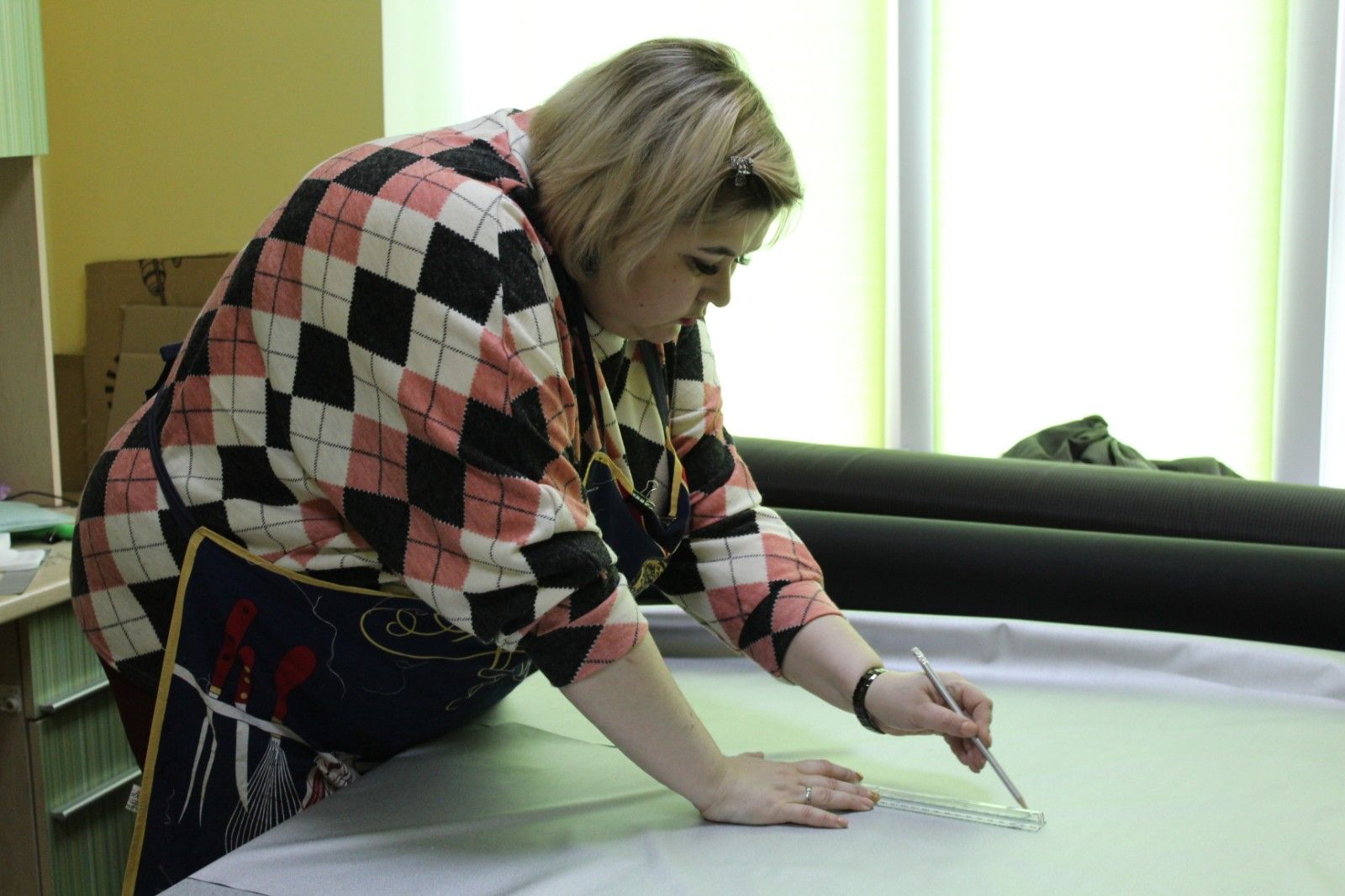 Новини Тернополя - фото з На кікімору – шнурок з водяних фільтрів. Як шиють амуніцію й захисне спорядження для ЗСУ?