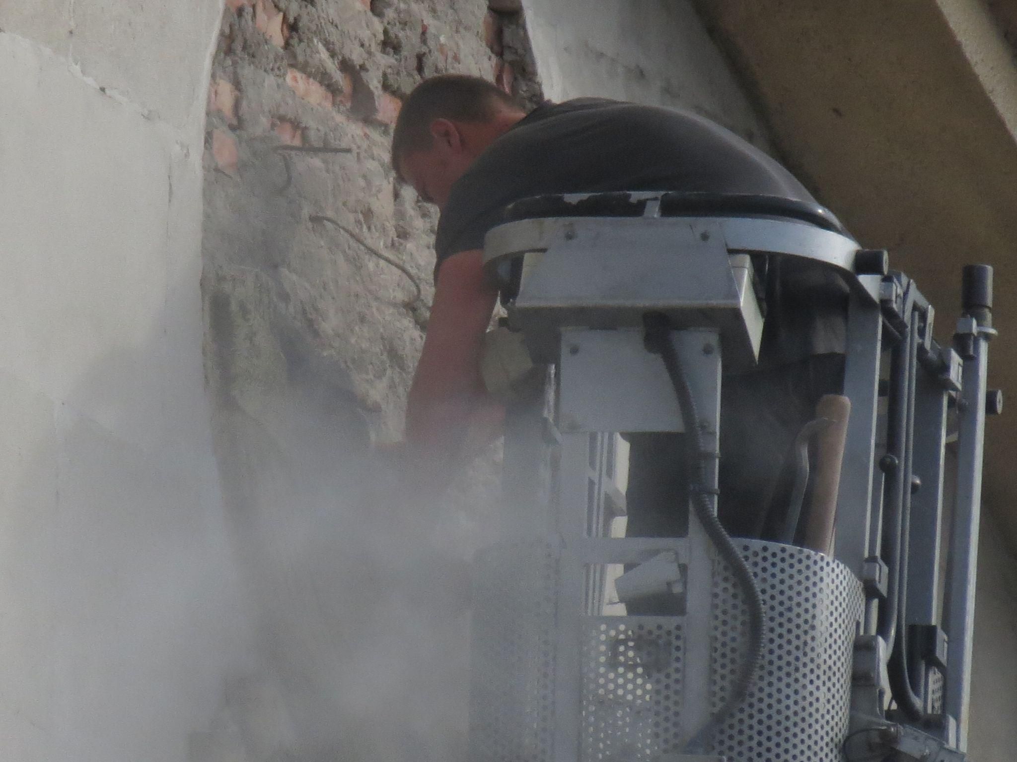 Новини Тернополя - фото з На проспекті Бандери демонтують радянську символіку з Будинку залізничників