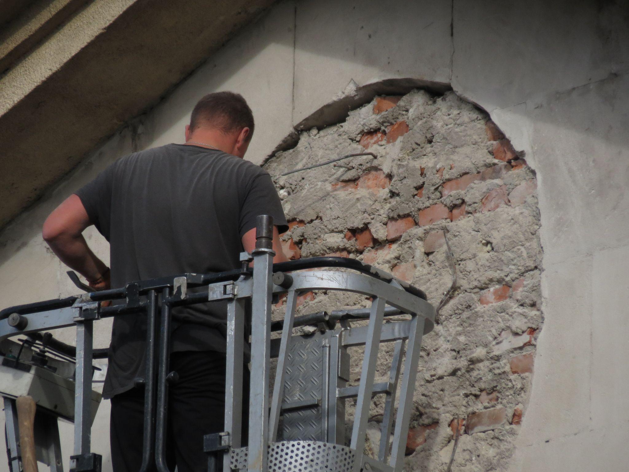 Новини Тернополя - фото з На проспекті Бандери демонтують радянську символіку з Будинку залізничників