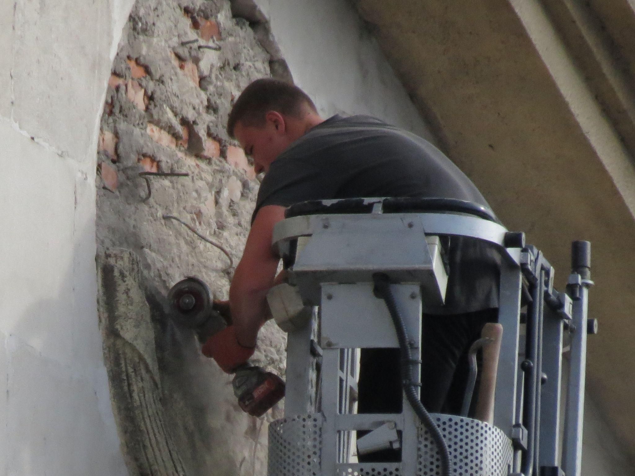 Новини Тернополя - фото з На проспекті Бандери демонтують радянську символіку з Будинку залізничників