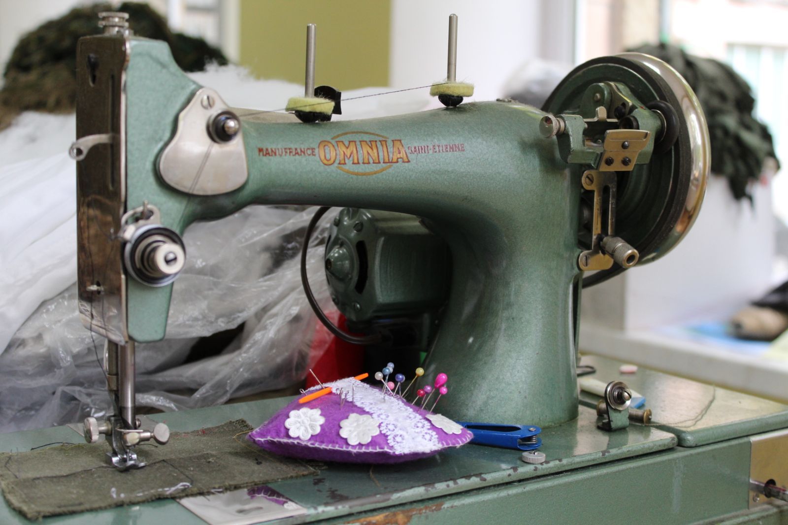 Новини Тернополя - фото з На кікімору – шнурок з водяних фільтрів. Як шиють амуніцію й захисне спорядження для ЗСУ?