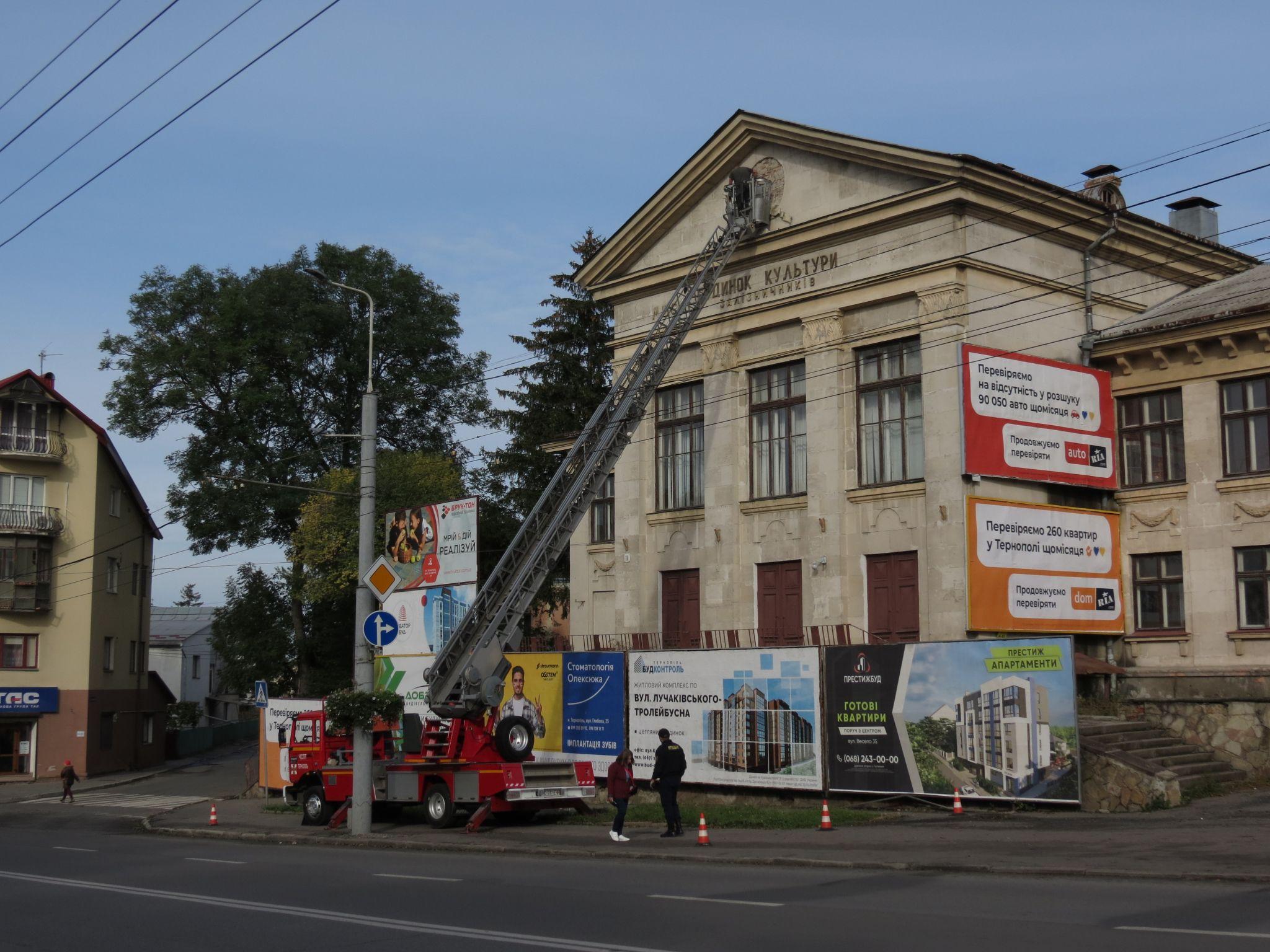 Новини Тернополя - фото з На проспекті Бандери демонтують радянську символіку з Будинку залізничників