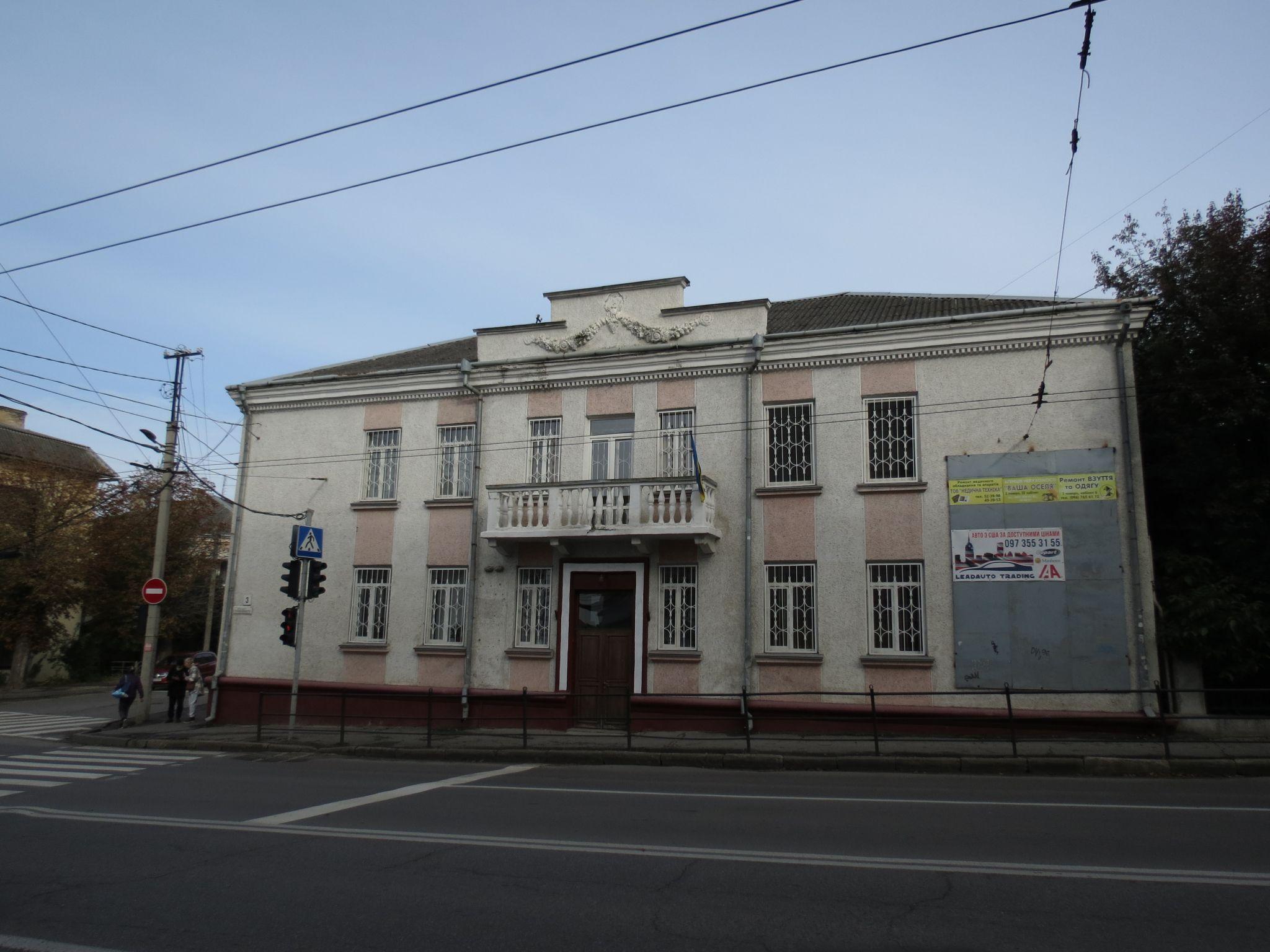 Новини Тернополя - фото з На проспекті Бандери демонтують радянську символіку з Будинку залізничників