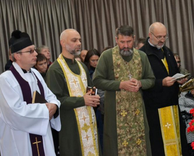 Новини Хмельницького - фото з “Не міг дивитись, як гинуть діти”. Хмельницький попрощався з Олегом Цимбалюком