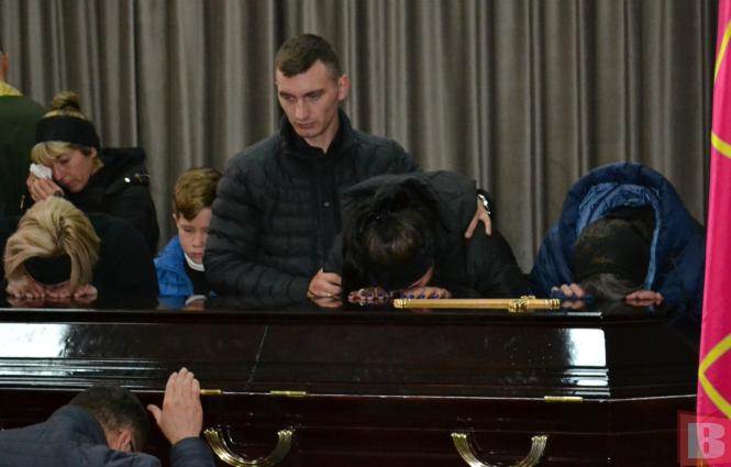 Новини Хмельницького - фото з “Не міг дивитись, як гинуть діти”. Хмельницький попрощався з Олегом Цимбалюком