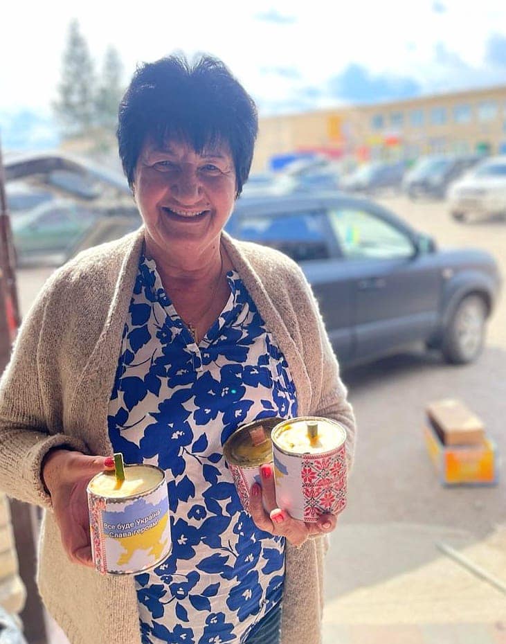 Новини Вінниці - фото з «Хлопці їх дуже просять». Волонтери з Шаргорода виготовляють окопні свічки, на яких можна розігріти їжу