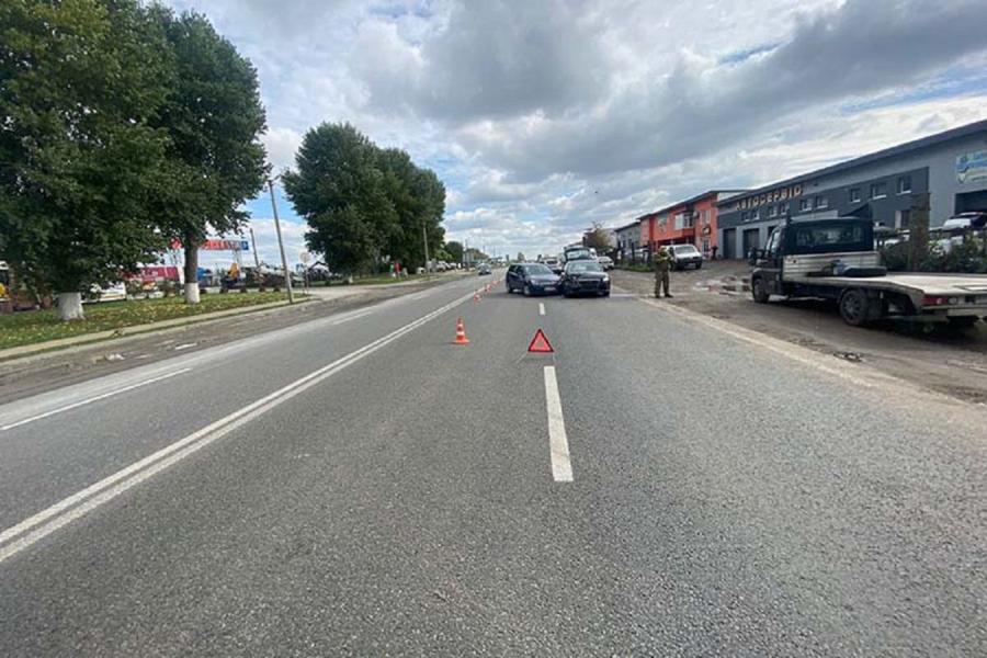 Новини Тернополя - фото з На вулиці Підволочиське шосе не розминулися Opel та Audi A4: один водій у лікарні