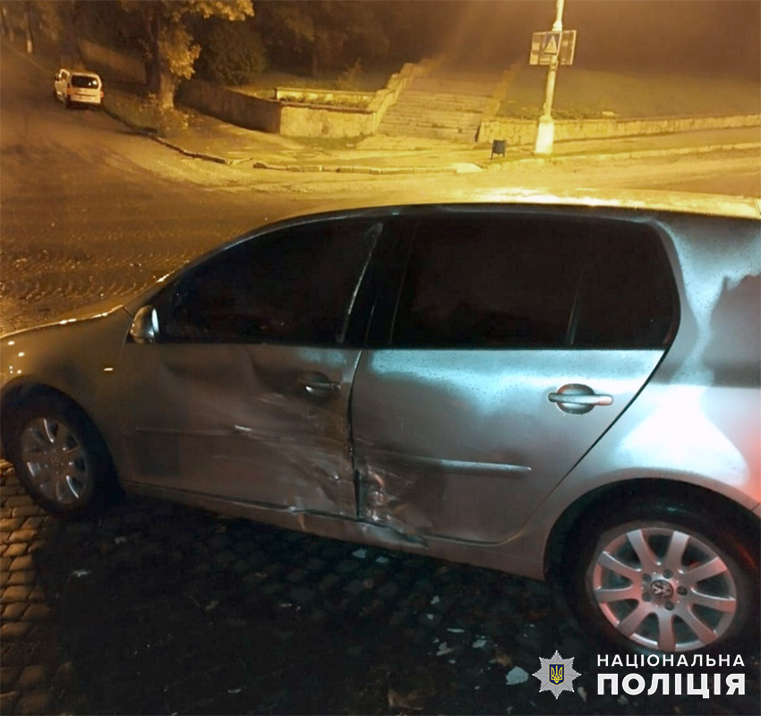 Новини Хмельницького - фото з П’яний водій скоїв декілька ДТП у Кам’янці й тікав з місця пригоди На зображенні може бути: автомобіль та дорога