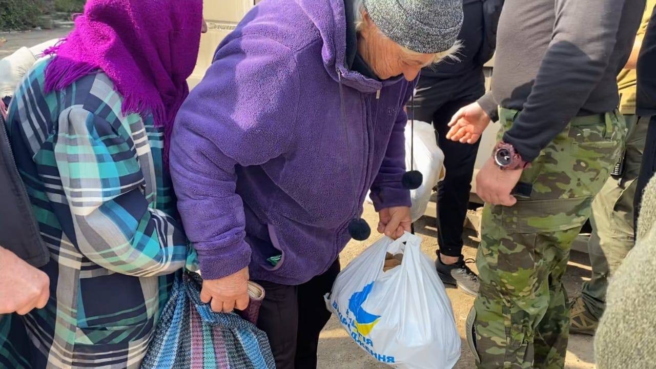 Новини Вінниці - фото з «Коли давали хліб, люди плакали…» Вінницькі волонтери відвезли допомогу у звільнений Лиман