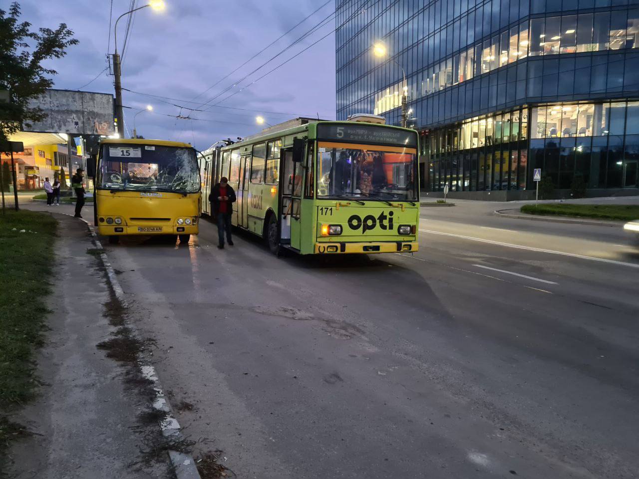 Новини Тернополя - фото з У Тернополі аварія за участю громадського транспорту: є потерпілі
