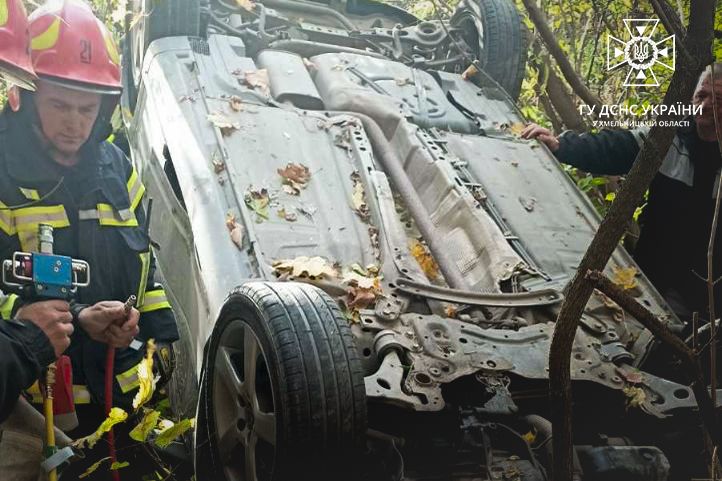 Новини Хмельницького - фото з У Шепетівці легковик з’їхав у кювет і перекинувся (ФОТО)