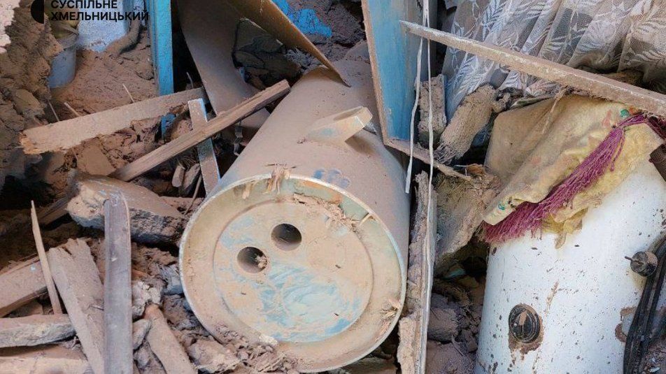 Новини Хмельницького - фото з Уламок російської ракети з вибухівкою впав на будинок 93-річної бабусі (ФОТО, ВІДЕО)