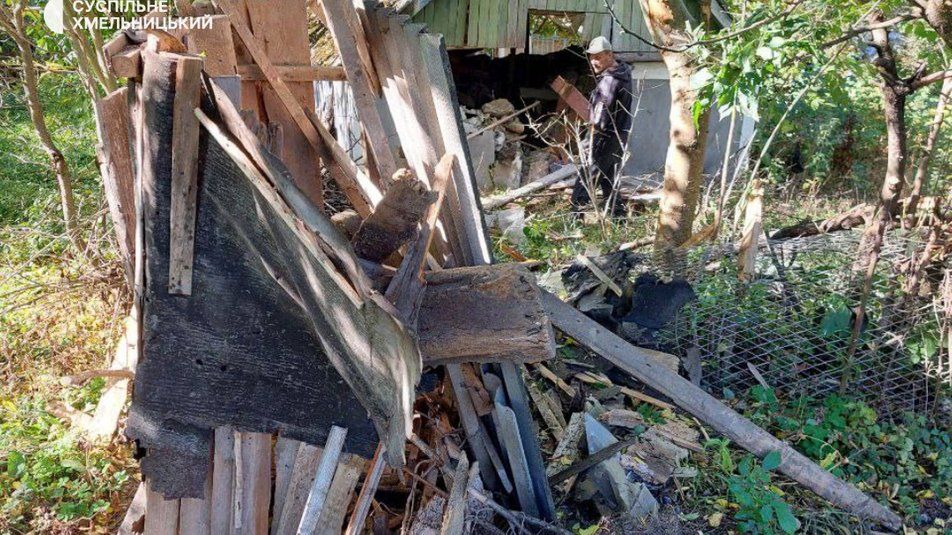 Новини Хмельницького - фото з Уламок російської ракети з вибухівкою впав на будинок 93-річної бабусі (ФОТО, ВІДЕО)