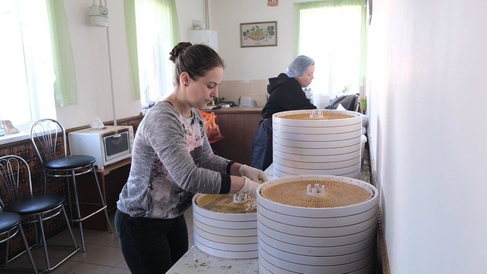 Новини Козятина - фото з Козятинчанки виготовили тридцять тисяч порцій сухого борщу для захисників