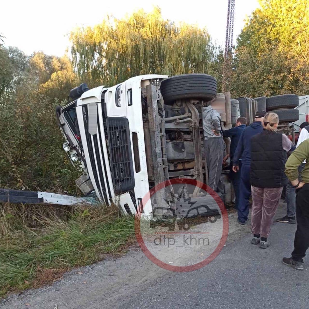 Новини Хмельницького - фото з ДТП на Кам’янеччині: водія фури діставали за допомогою спецінструментів