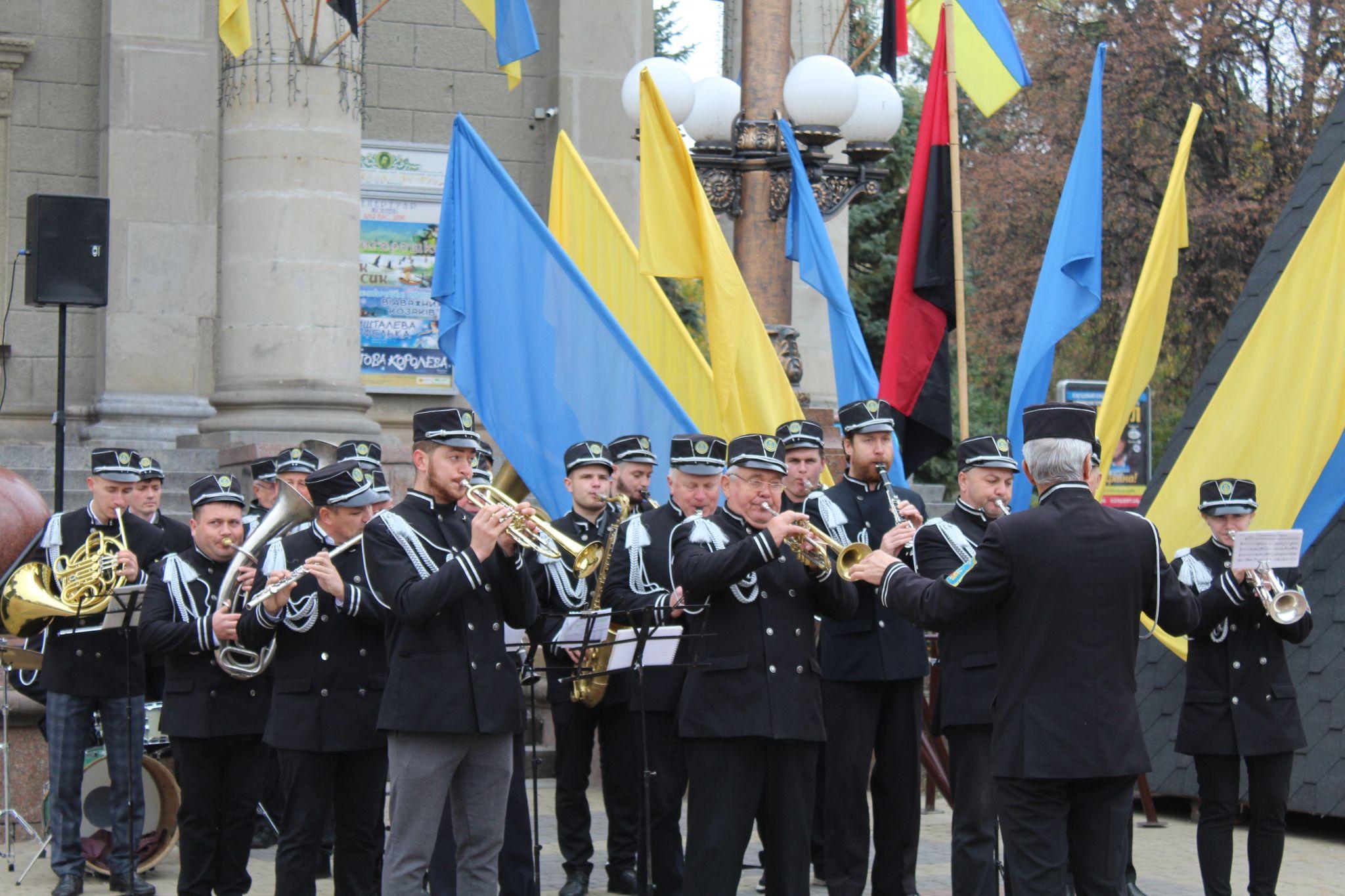 Новини Тернополя - фото з Слова подяки, квіти та нагородження. Як у Тернополі відзначили День захисників і захисниць України? (РЕПОРТАЖ)