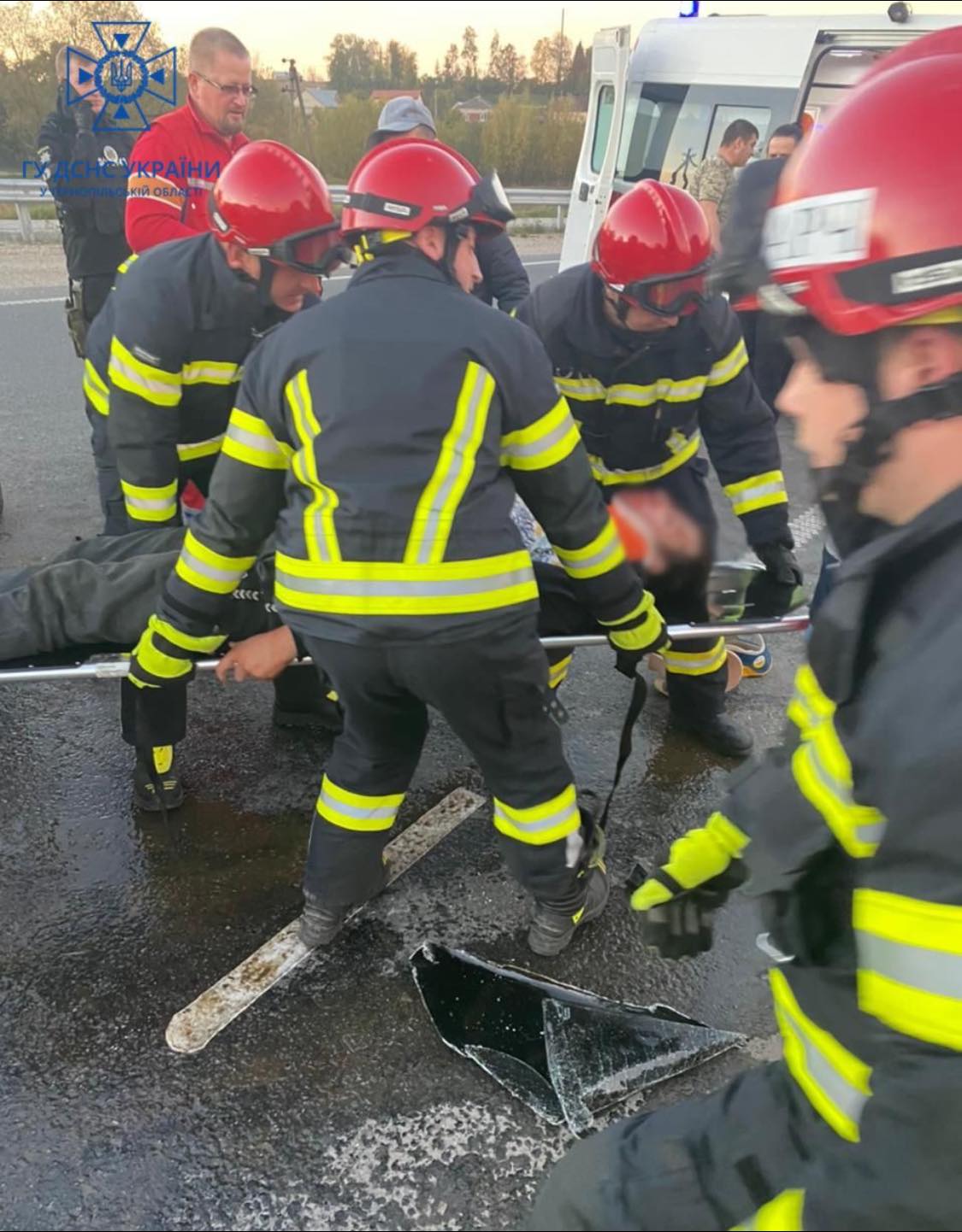 Новини Тернополя - фото з Потерпілих в ДТП в Тернопільському районі визволяли з потрощеної машини рятувальники
