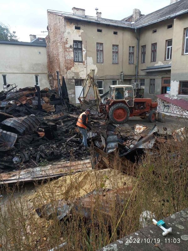 Новини Тернополя - фото з На бульварі Шевченка демонтовують бар, який горів минулого року