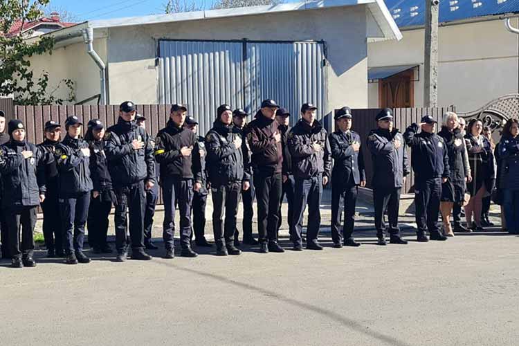Новини Тернополя - фото з У Заліщиках відкрили меморіальну дошку в пам'ять про загиблого на війні поліцейського
