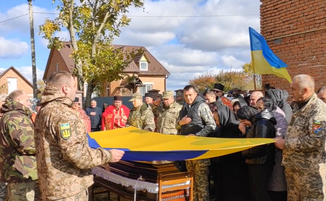 Новини Тернополя - фото з Не стало Воїна, синочка, тата… У Козівській ОТГ провели в останню путь захисника Юрія Ропа