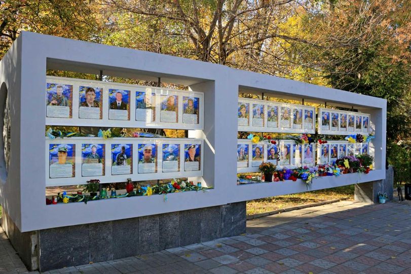 Новини Козятина - фото з У Козятині на Алею пам'яті повернули портрети Героїв На зображенні може бути: на відкритому повітрі
