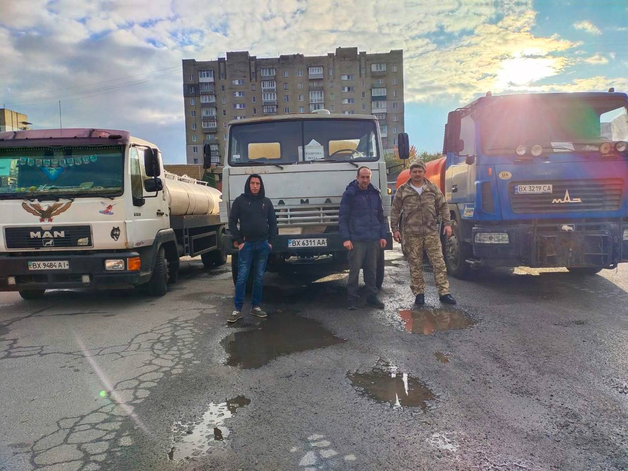 Новини Хмельницького - фото з Нетішин досі без світла: у дворах встановили буржуйки, по місту — генератори (ВІДЕО)