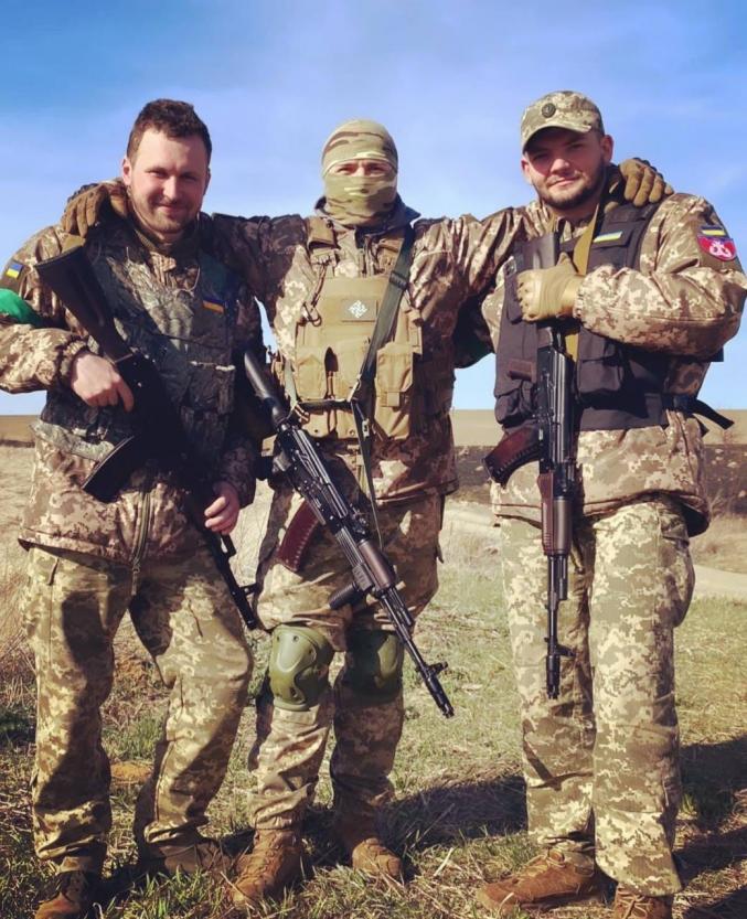 На зображенні може бути: 3 людини та на відкритому повітрі