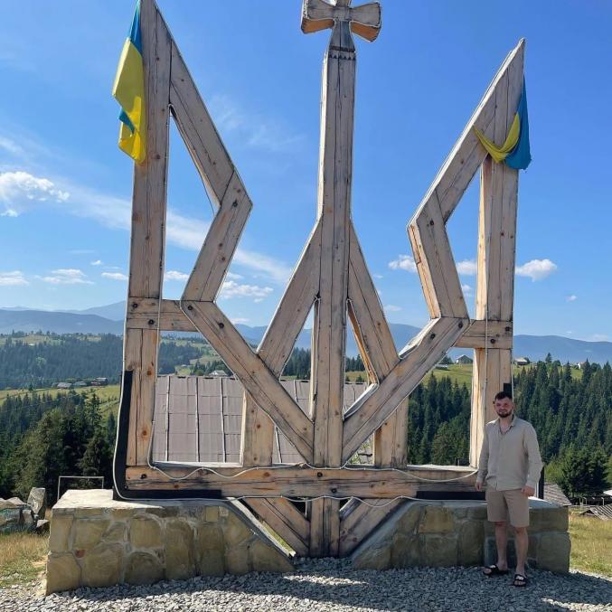 На зображенні може бути: 1 особа, дерево та на відкритому повітрі