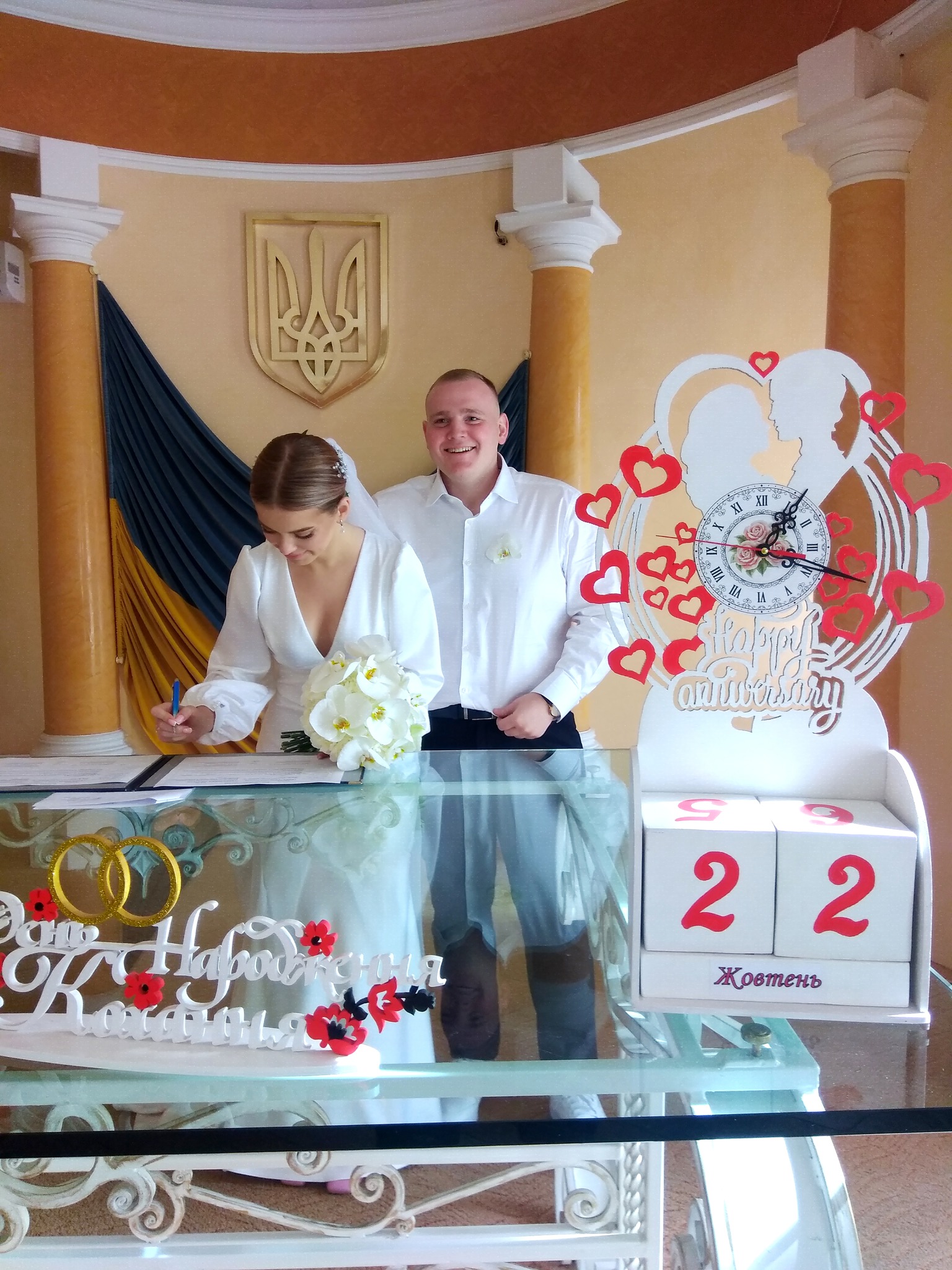 На зображенні може бути: 2 людини, люди стоять та у приміщенні