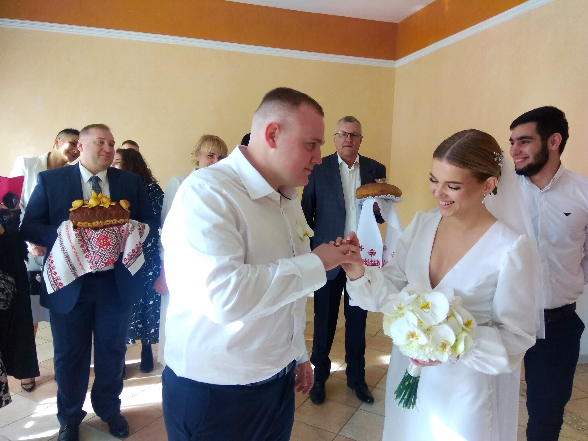 На зображенні може бути: 7 людей, люди стоять, квітка та у приміщенні