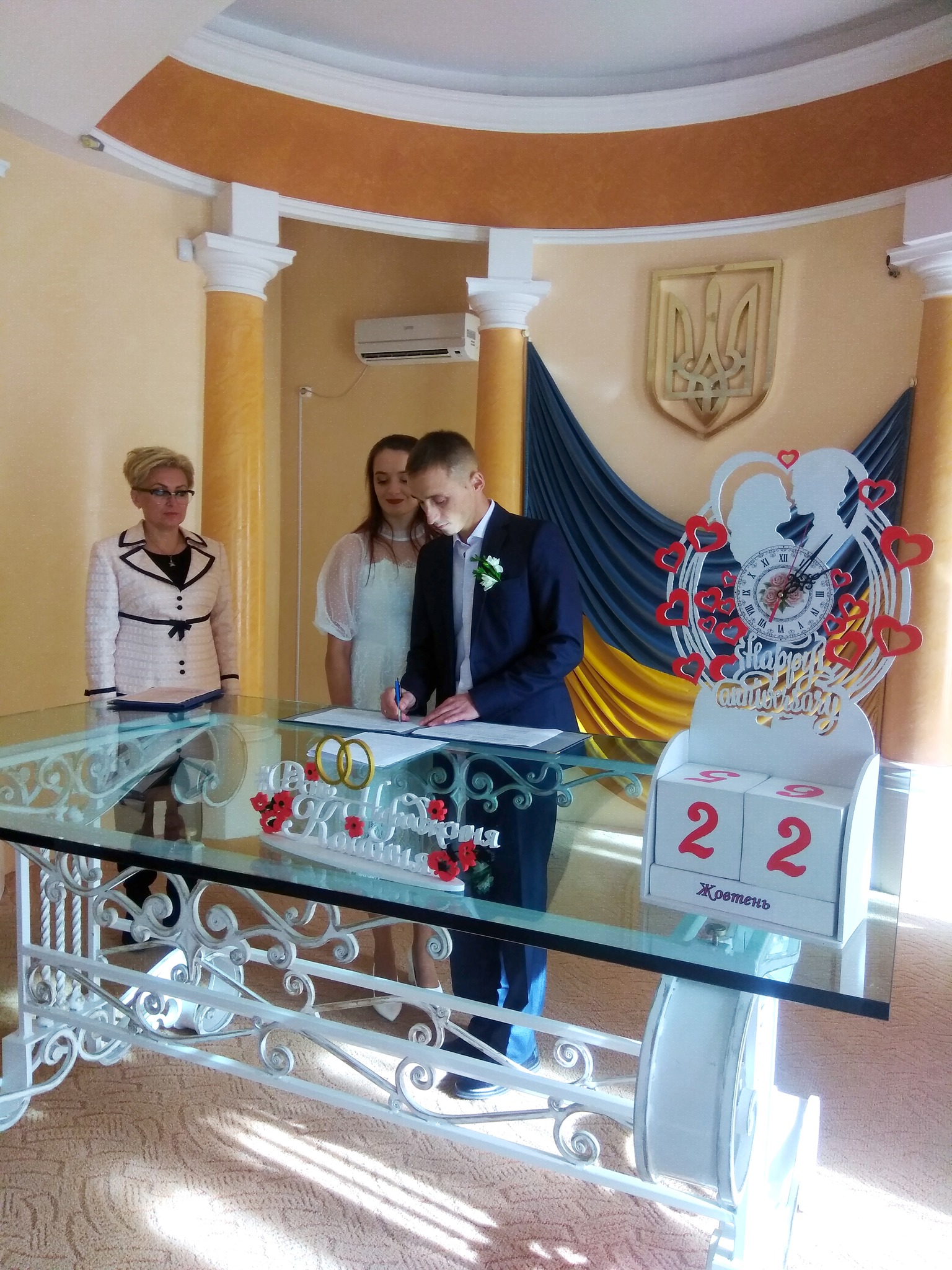 На зображенні може бути: 3 людини, люди стоять та у приміщенні