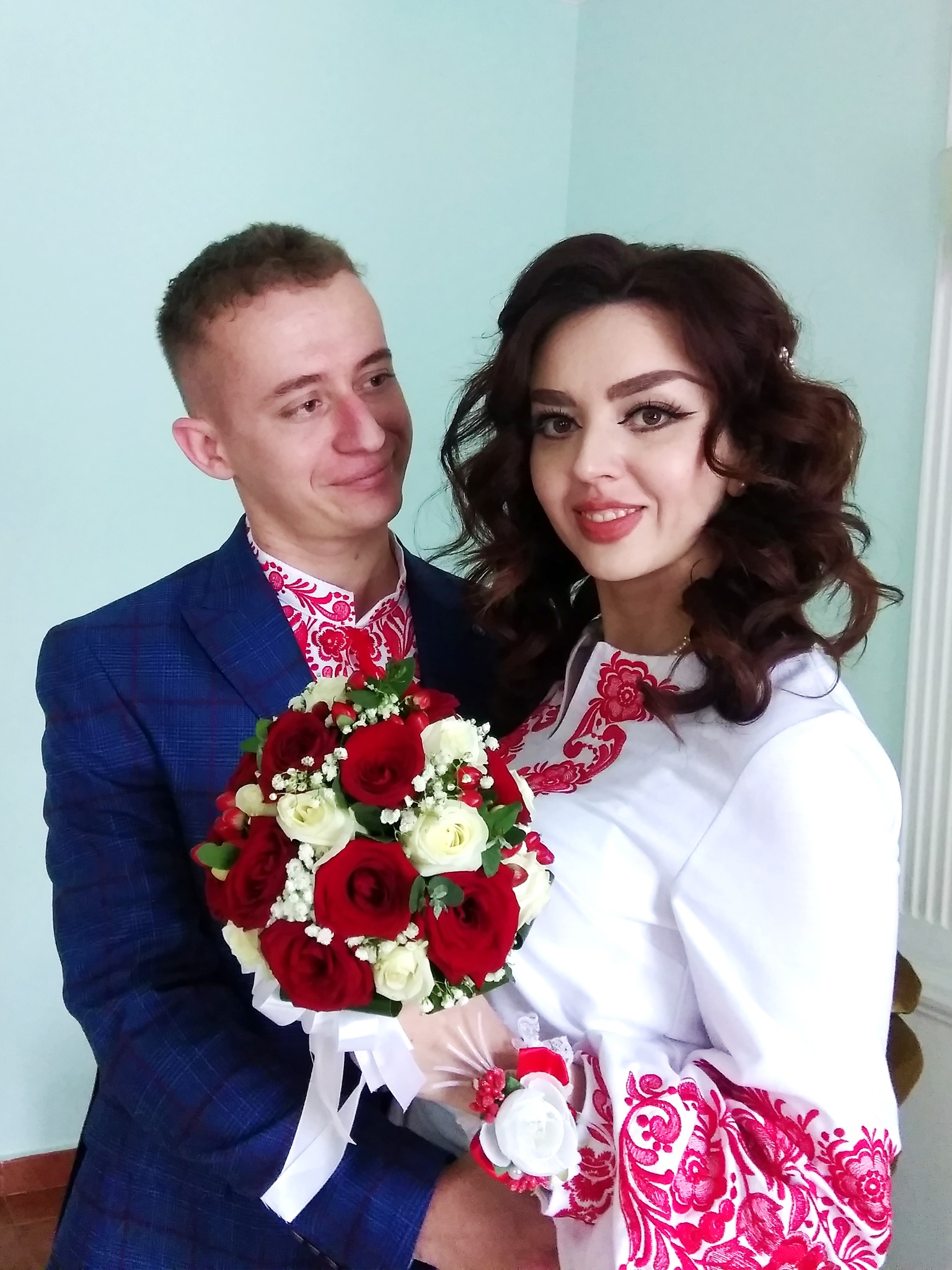 На зображенні може бути: 2 людини, люди стоять, квітка та у приміщенні