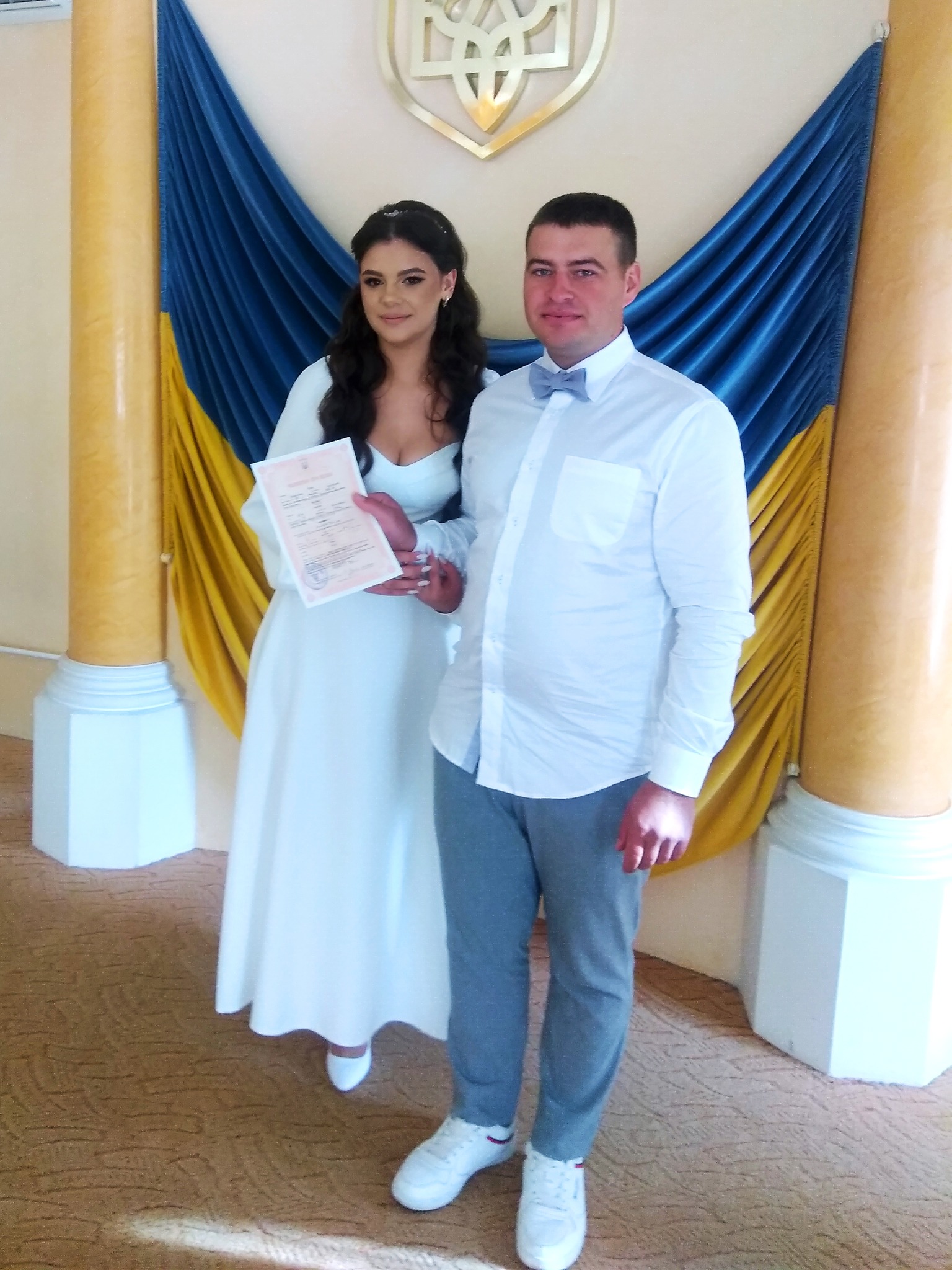 На зображенні може бути: 2 людини, люди стоять та у приміщенні