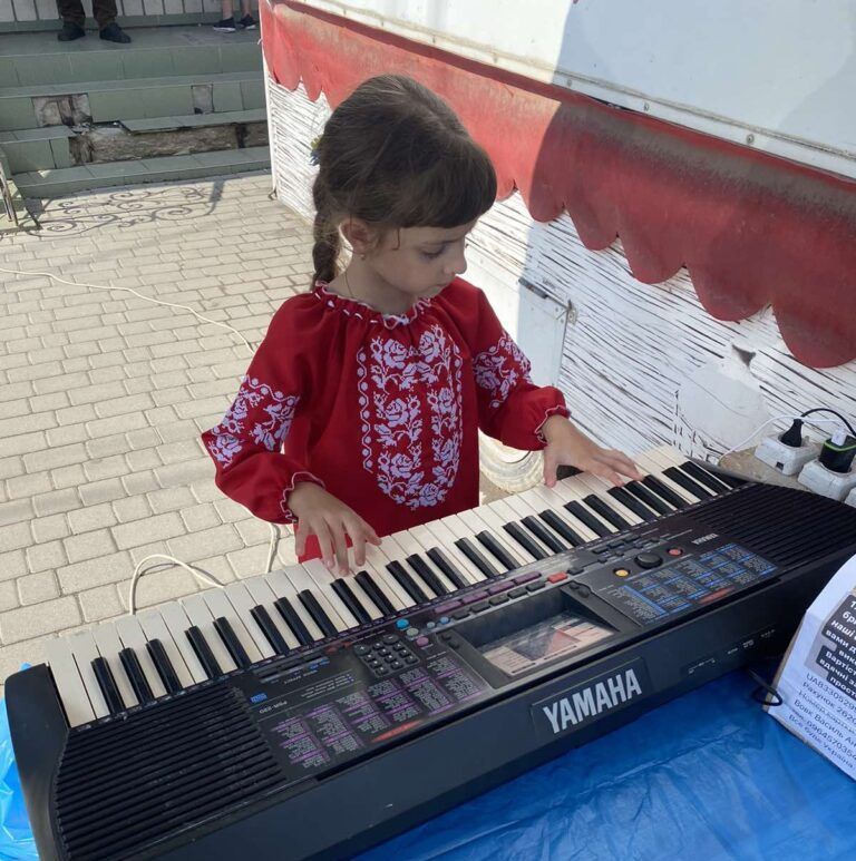 Новини Вінниці - фото з Поки тато на фронті… Майже 70 тисяч гривень зібрала для армії 8-річна піаністка