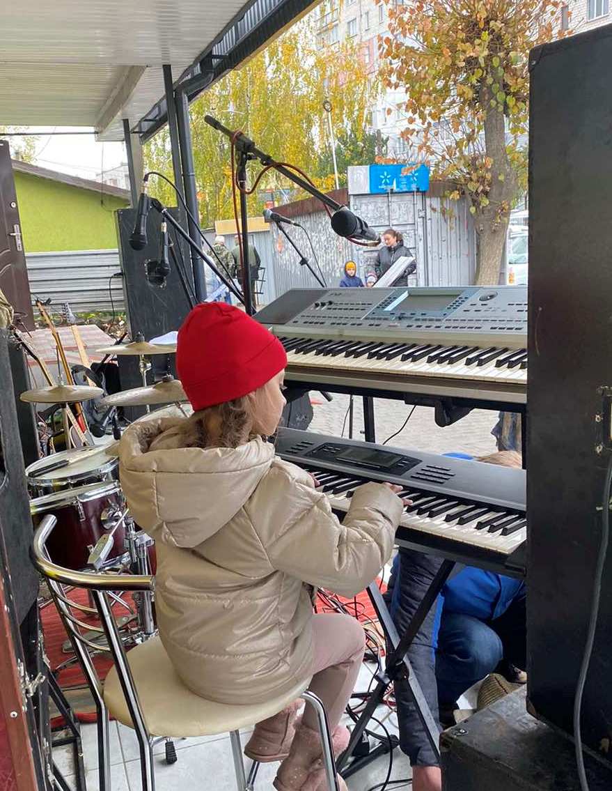 Новини Вінниці - фото з Поки тато на фронті… Майже 70 тисяч гривень зібрала для армії 8-річна піаністка