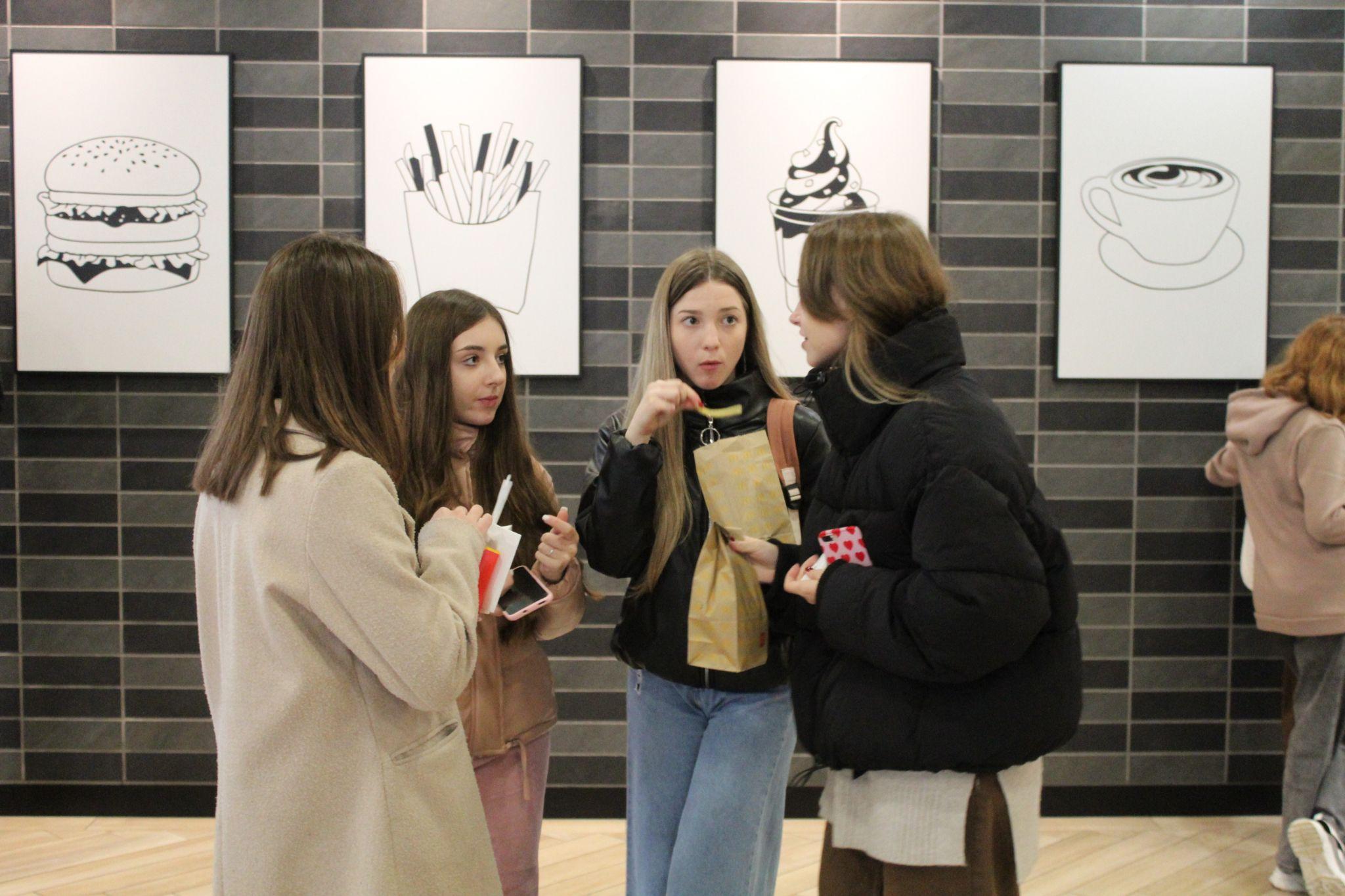 Новини Тернополя - фото з Черги і ціни не лякають! У Тернополі ажіотаж довкола відкриття McDonald’s (РЕПОРТАЖ)