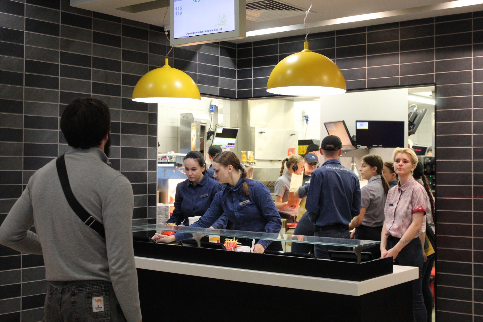Новини Тернополя - фото з Черги і ціни не лякають! У Тернополі ажіотаж довкола відкриття McDonald’s (РЕПОРТАЖ)