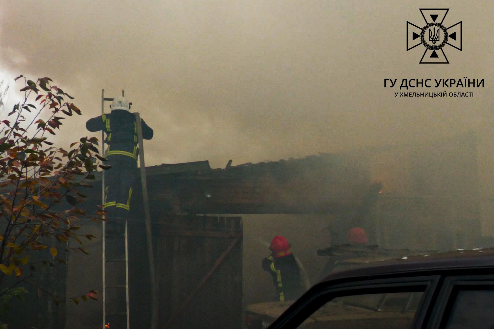 Новини Хмельницького - фото з У Хмельницькому через гараж ледь не згоріли три житлові будинки (ВІДЕО)