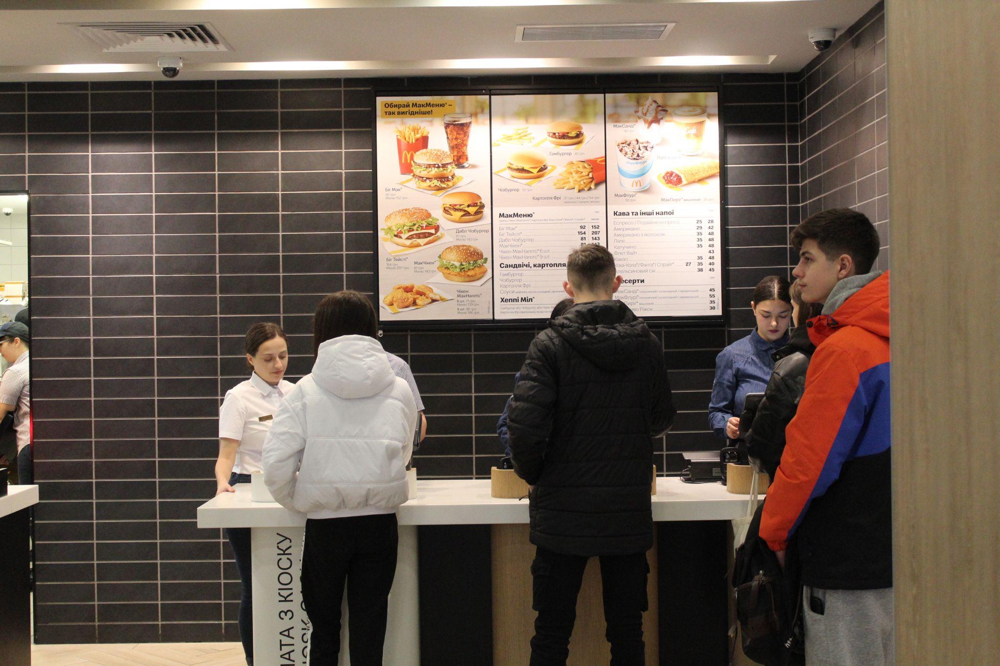 Новини Тернополя - фото з Черги і ціни не лякають! У Тернополі ажіотаж довкола відкриття McDonald’s (РЕПОРТАЖ)