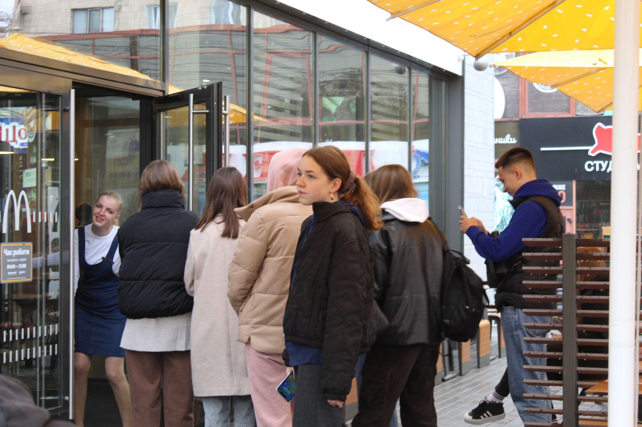 Новини Тернополя - фото з Черги і ціни не лякають! У Тернополі ажіотаж довкола відкриття McDonald’s (РЕПОРТАЖ)