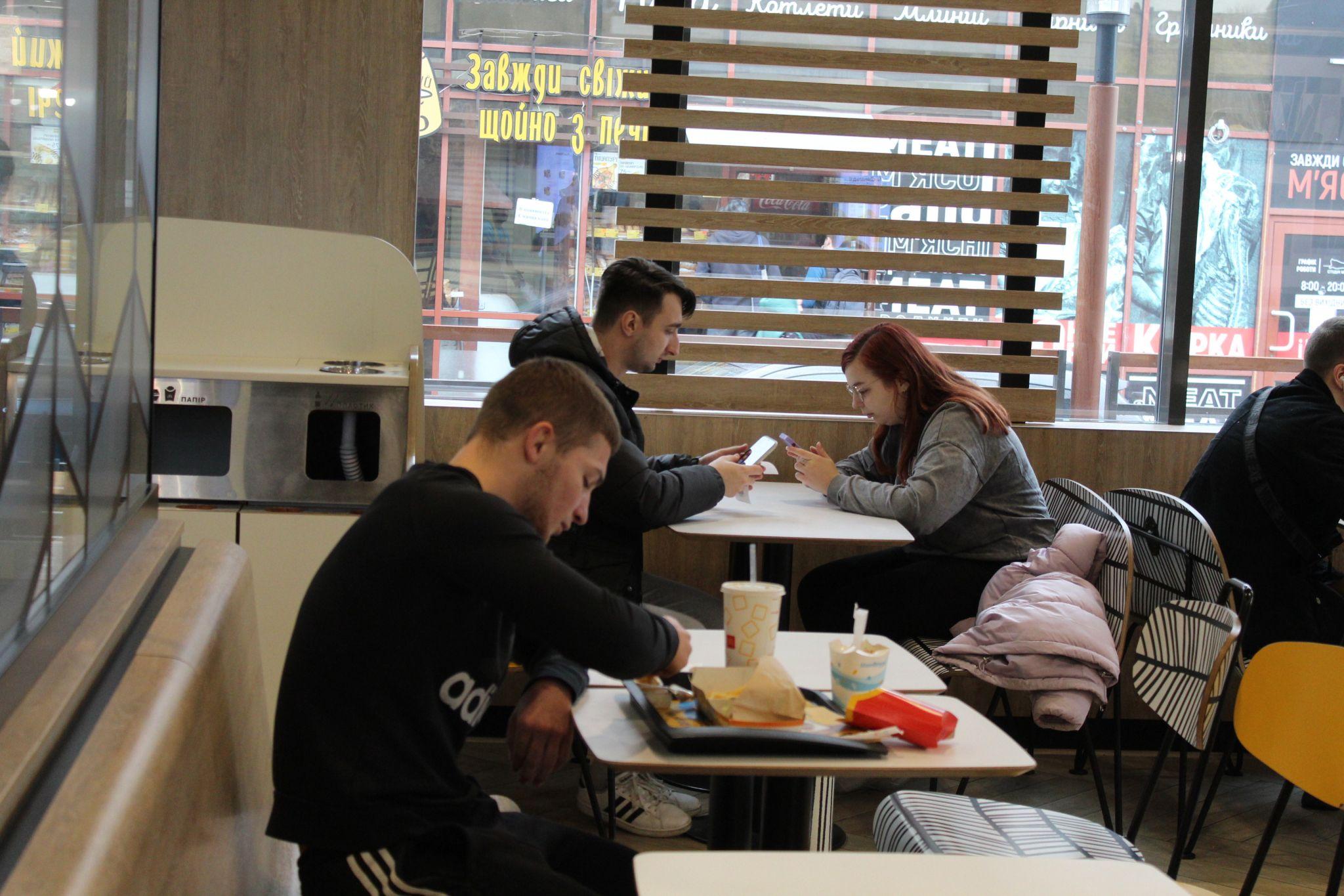 Новини Тернополя - фото з Черги і ціни не лякають! У Тернополі ажіотаж довкола відкриття McDonald’s (РЕПОРТАЖ)