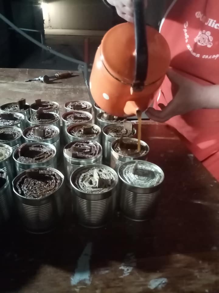 Новини Вінниці - фото з «Уявляєте, як їм тепер на нулі?» Вінничанка разом з 93-річною матір'ю виготовляють окопні свічки