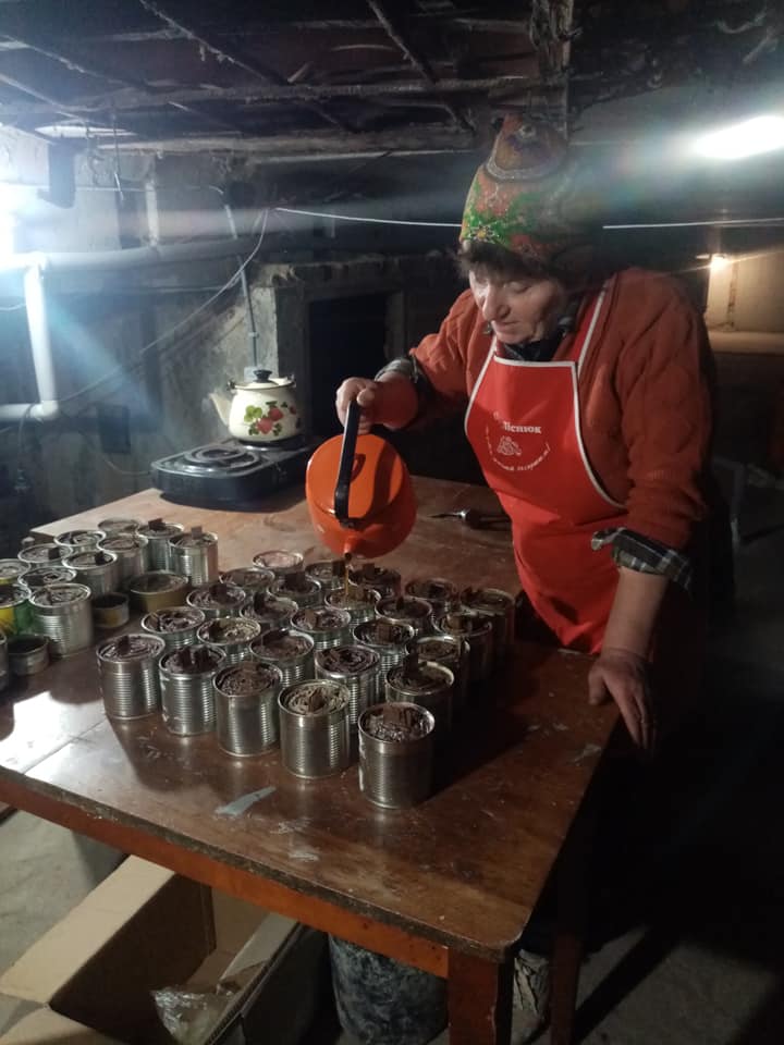 Новини Вінниці - фото з «Уявляєте, як їм тепер на нулі?» Вінничанка разом з 93-річною матір'ю виготовляють окопні свічки